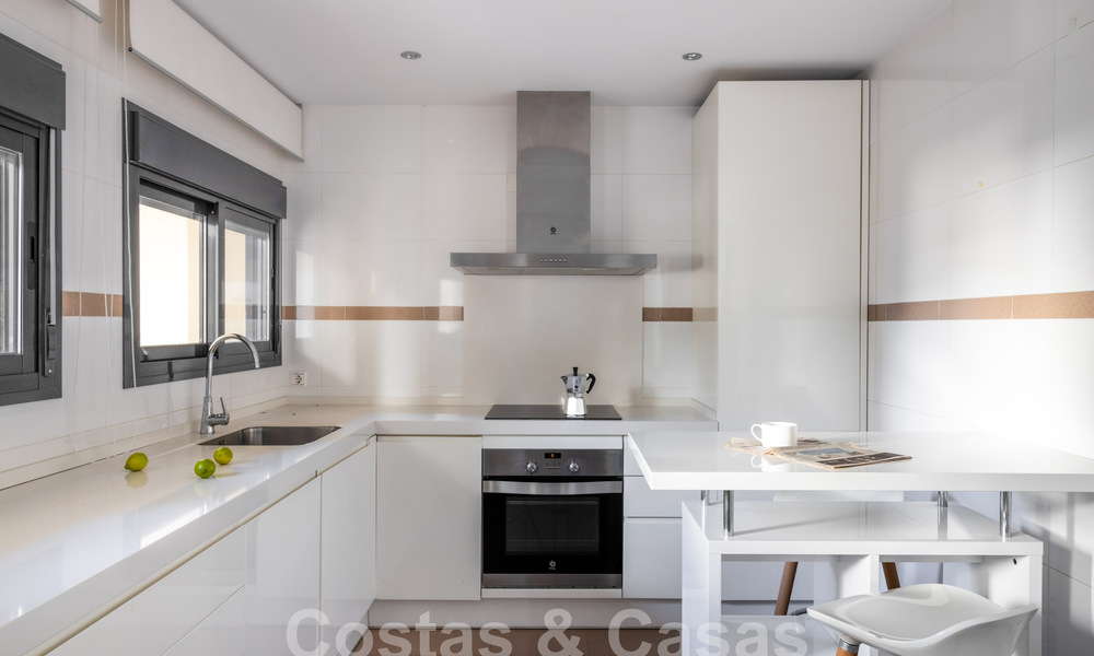 Ático cerca de la playa con 3 dormitorios y vistas panorámicas al mar en venta en la Nueva Milla de Oro entre Marbella y Estepona 61376