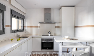 Ático cerca de la playa con 3 dormitorios y vistas panorámicas al mar en venta en la Nueva Milla de Oro entre Marbella y Estepona 61376 