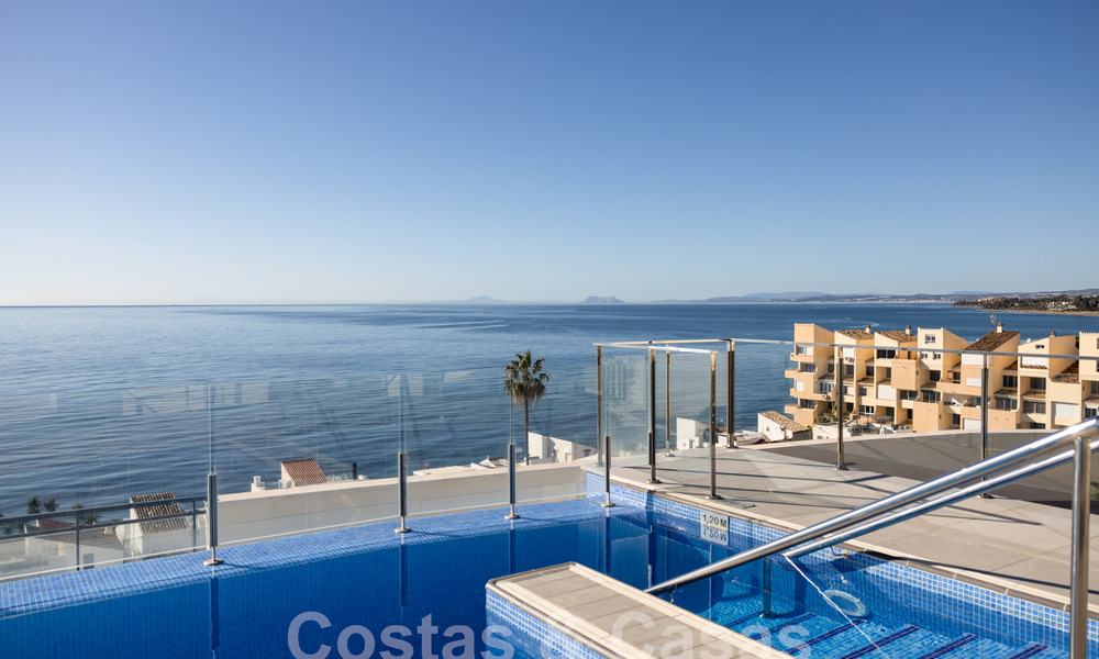 Ático cerca de la playa con 3 dormitorios y vistas panorámicas al mar en venta en la Nueva Milla de Oro entre Marbella y Estepona 61378