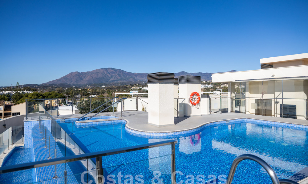 Ático cerca de la playa con 3 dormitorios y vistas panorámicas al mar en venta en la Nueva Milla de Oro entre Marbella y Estepona 61380