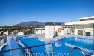 Ático cerca de la playa con 3 dormitorios y vistas panorámicas al mar en venta en la Nueva Milla de Oro entre Marbella y Estepona 61380 