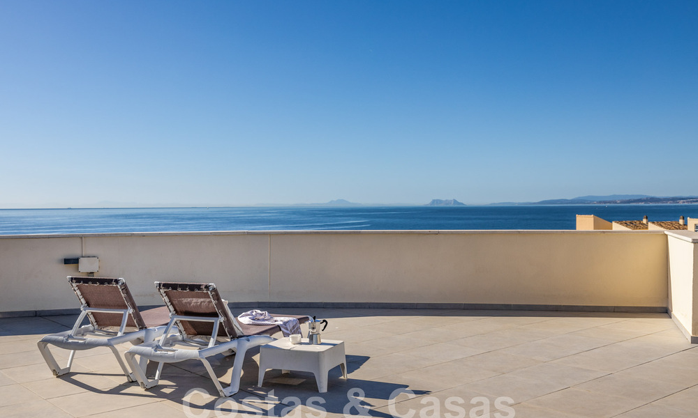 Ático cerca de la playa con 3 dormitorios y vistas panorámicas al mar en venta en la Nueva Milla de Oro entre Marbella y Estepona 61381