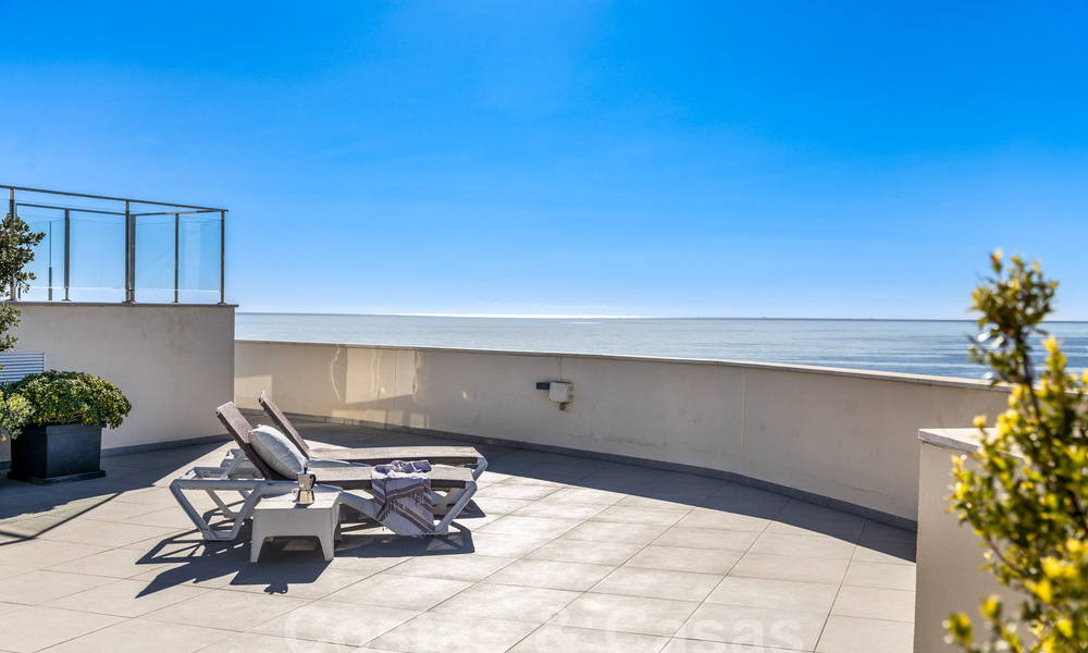 Ático cerca de la playa con 3 dormitorios y vistas panorámicas al mar en venta en la Nueva Milla de Oro entre Marbella y Estepona 61383