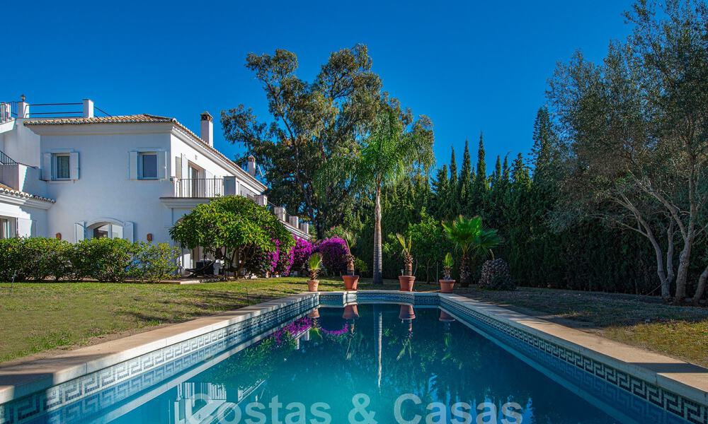 Villa mediterránea de lujo en venta a pocos pasos de la playa y servicios en Guadalmina Baja, Marbella 61846