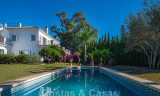 Villa mediterránea de lujo en venta a pocos pasos de la playa y servicios en Guadalmina Baja, Marbella 61846 