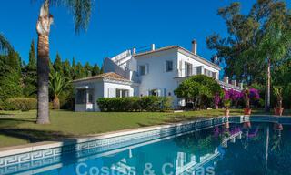 Villa mediterránea de lujo en venta a pocos pasos de la playa y servicios en Guadalmina Baja, Marbella 61849 