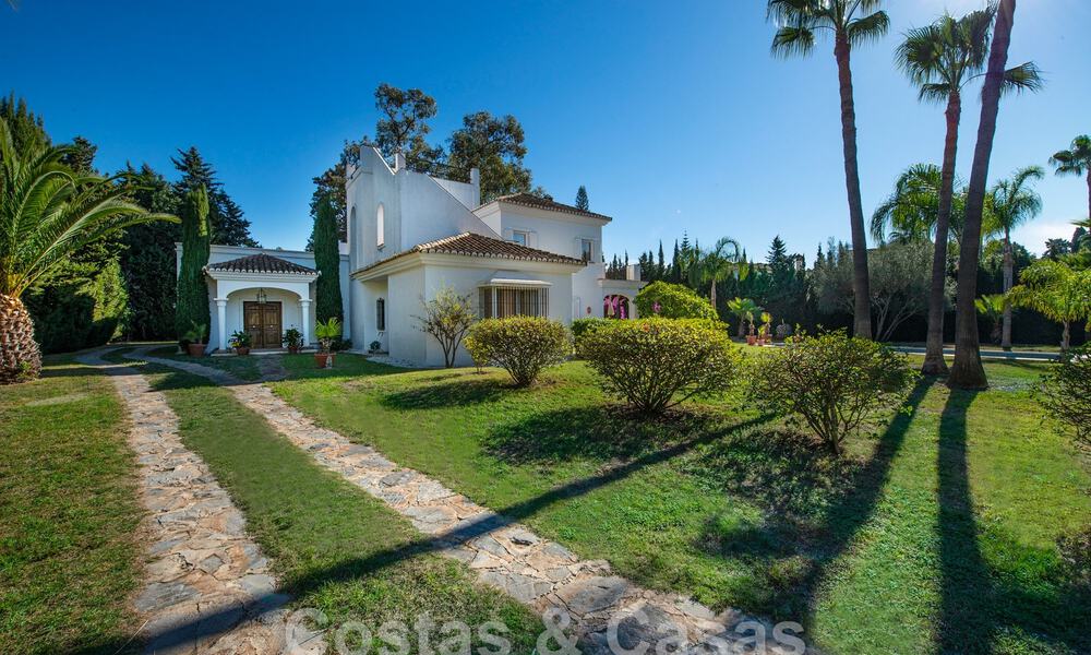 Villa mediterránea de lujo en venta a pocos pasos de la playa y servicios en Guadalmina Baja, Marbella 61851