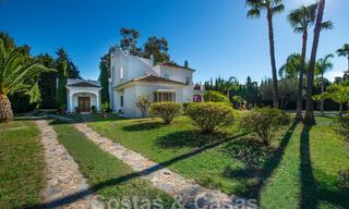 Villa mediterránea de lujo en venta a pocos pasos de la playa y servicios en Guadalmina Baja, Marbella 61851 