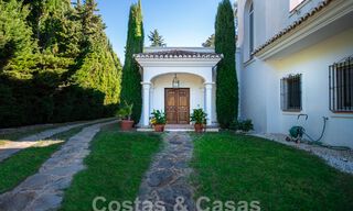 Villa mediterránea de lujo en venta a pocos pasos de la playa y servicios en Guadalmina Baja, Marbella 61852 