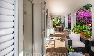 Villa mediterránea de lujo en venta a pocos pasos de la playa y servicios en Guadalmina Baja, Marbella 61853 