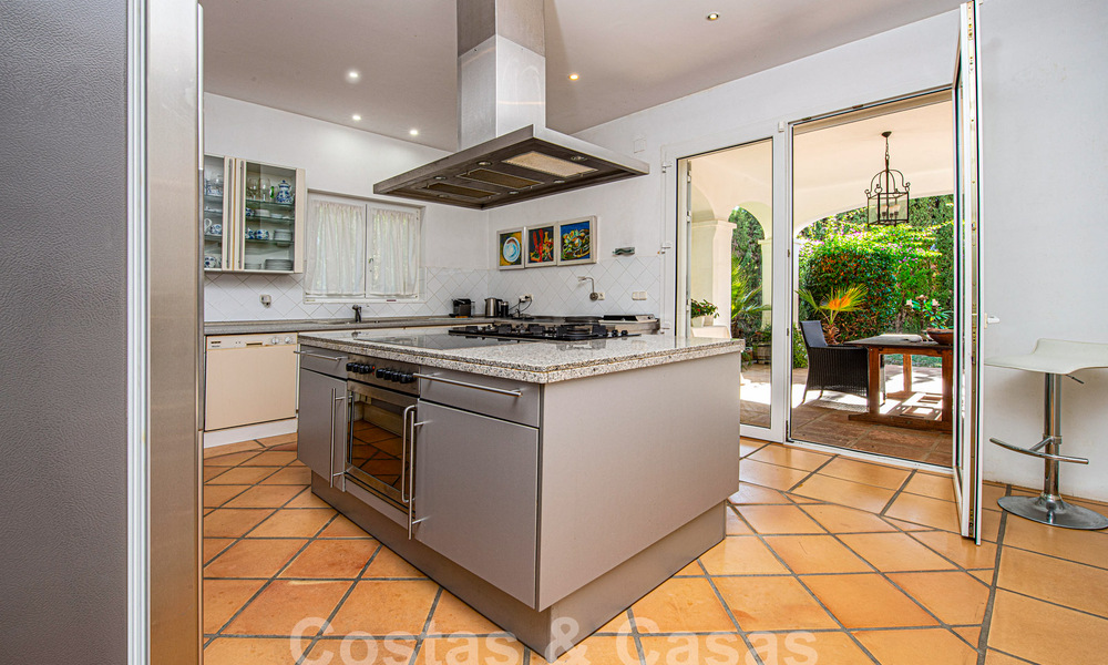 Villa mediterránea de lujo en venta a pocos pasos de la playa y servicios en Guadalmina Baja, Marbella 61854