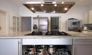 Villa mediterránea de lujo en venta a pocos pasos de la playa y servicios en Guadalmina Baja, Marbella 61855 