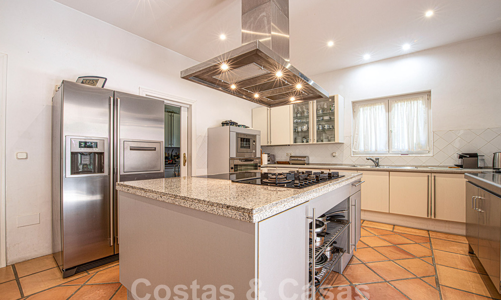 Villa mediterránea de lujo en venta a pocos pasos de la playa y servicios en Guadalmina Baja, Marbella 61857