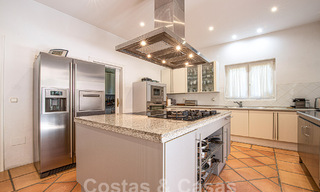 Villa mediterránea de lujo en venta a pocos pasos de la playa y servicios en Guadalmina Baja, Marbella 61857 