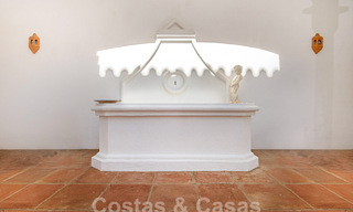 Villa mediterránea de lujo en venta a pocos pasos de la playa y servicios en Guadalmina Baja, Marbella 61862 