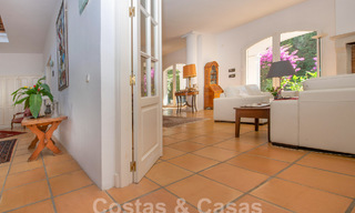 Villa mediterránea de lujo en venta a pocos pasos de la playa y servicios en Guadalmina Baja, Marbella 61863 