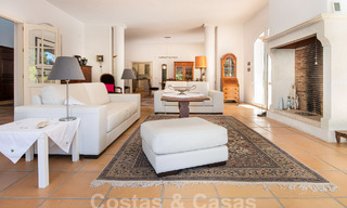 Villa mediterránea de lujo en venta a pocos pasos de la playa y servicios en Guadalmina Baja, Marbella 61871 