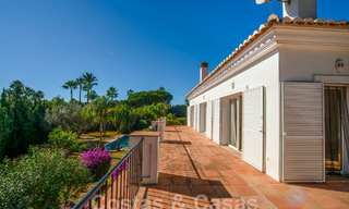 Villa mediterránea de lujo en venta a pocos pasos de la playa y servicios en Guadalmina Baja, Marbella 61879 