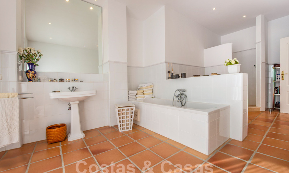 Villa mediterránea de lujo en venta a pocos pasos de la playa y servicios en Guadalmina Baja, Marbella 61880