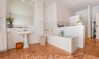 Villa mediterránea de lujo en venta a pocos pasos de la playa y servicios en Guadalmina Baja, Marbella 61880 