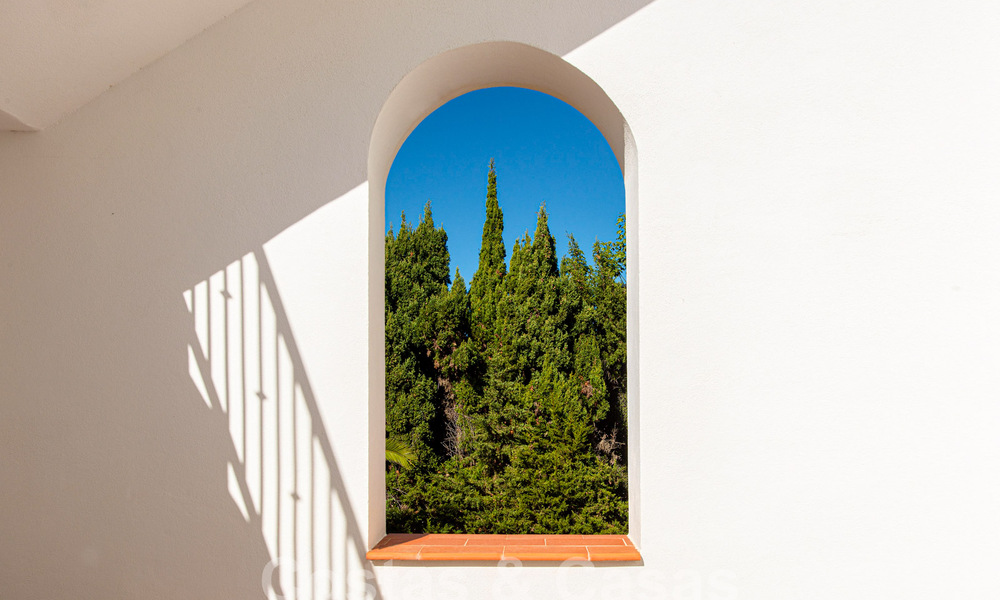 Villa mediterránea de lujo en venta a pocos pasos de la playa y servicios en Guadalmina Baja, Marbella 61883