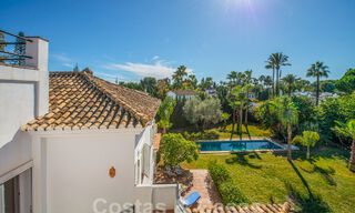 Villa mediterránea de lujo en venta a pocos pasos de la playa y servicios en Guadalmina Baja, Marbella 61884 