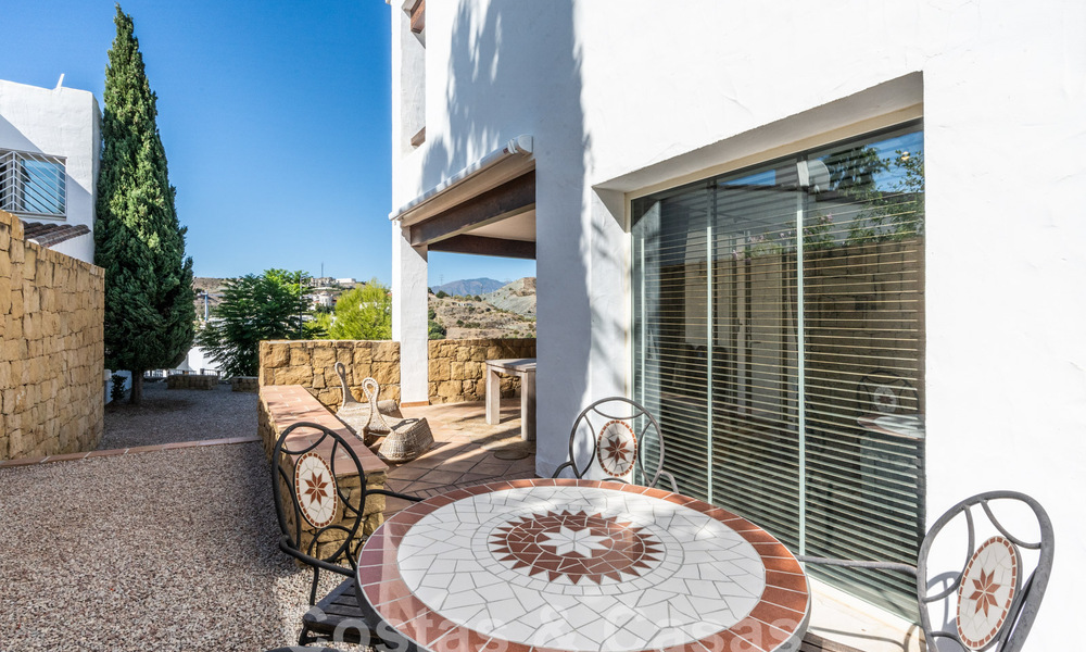Encantadora casa familiar en venta con vistas al golf y al paisaje de montaña en Benahavis – Marbella 62086