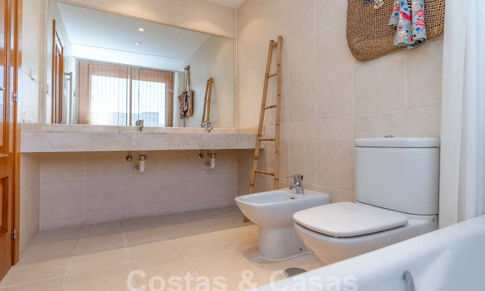 Encantadora casa familiar en venta con vistas al golf y al paisaje de montaña en Benahavis – Marbella 62099