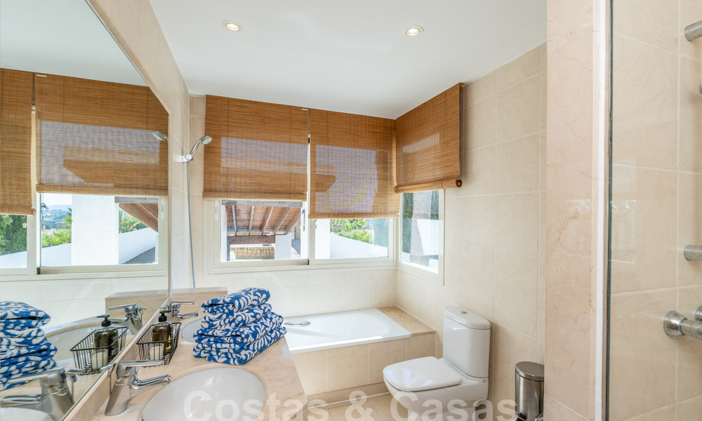 Encantadora casa familiar en venta con vistas al golf y al paisaje de montaña en Benahavis – Marbella 62108