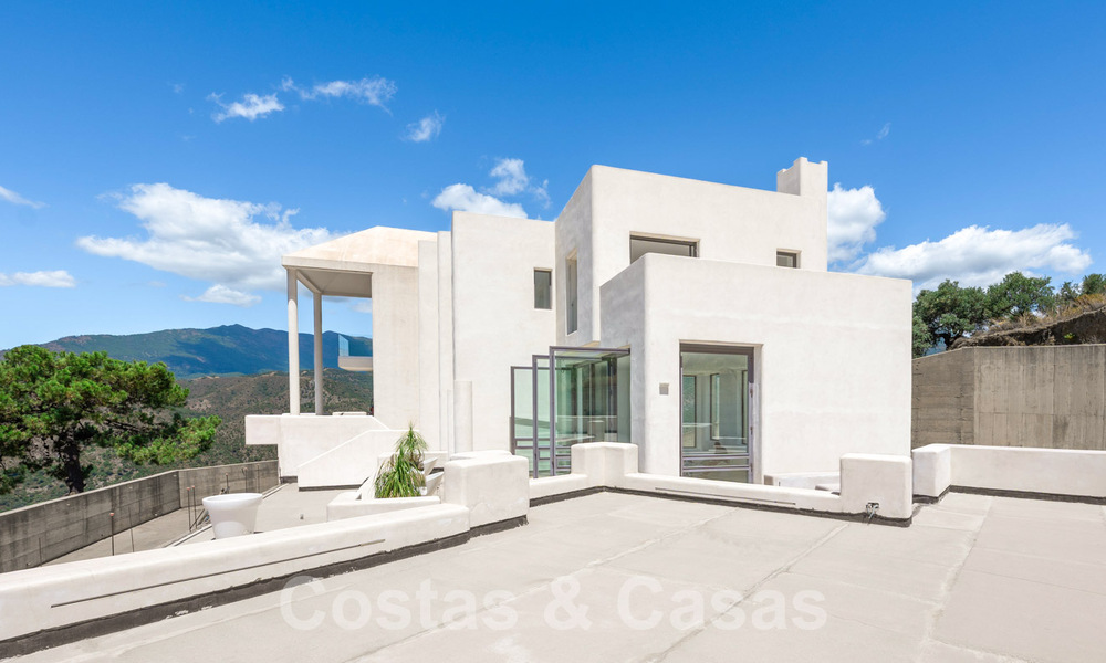 Villa moderna por terminar en venta rodeada de vistas de 360º a las montañas, el lago y el mar, cerca de Marbella 61929