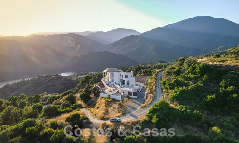 Villa moderna por terminar en venta rodeada de vistas de 360º a las montañas, el lago y el mar, cerca de Marbella 61930