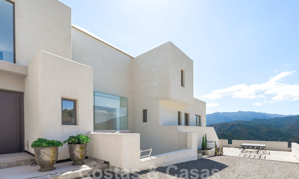 Villa moderna por terminar en venta rodeada de vistas de 360º a las montañas, el lago y el mar, cerca de Marbella 61931