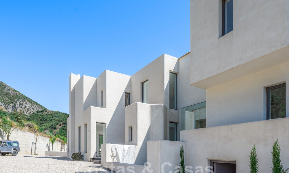 Villa moderna por terminar en venta rodeada de vistas de 360º a las montañas, el lago y el mar, cerca de Marbella 61932