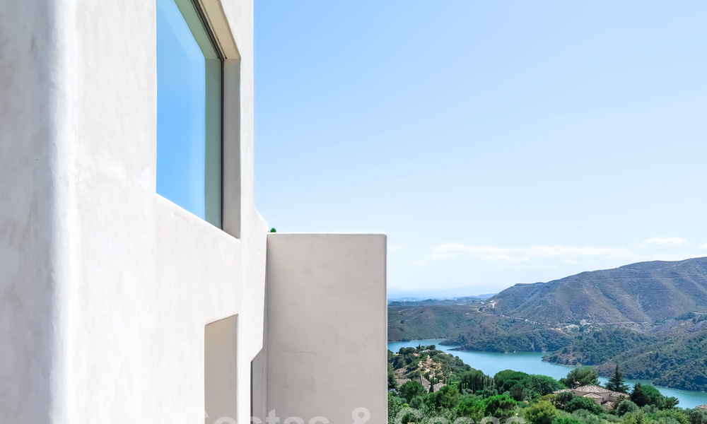 Villa moderna por terminar en venta rodeada de vistas de 360º a las montañas, el lago y el mar, cerca de Marbella 61933