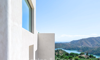 Villa moderna por terminar en venta rodeada de vistas de 360º a las montañas, el lago y el mar, cerca de Marbella 61933 