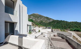 Villa moderna por terminar en venta rodeada de vistas de 360º a las montañas, el lago y el mar, cerca de Marbella 61934 