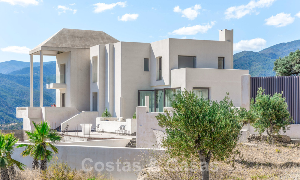 Villa moderna por terminar en venta rodeada de vistas de 360º a las montañas, el lago y el mar, cerca de Marbella 61937