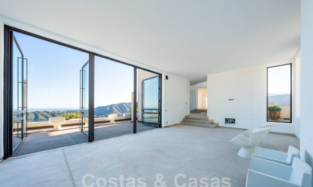 Villa moderna por terminar en venta rodeada de vistas de 360º a las montañas, el lago y el mar, cerca de Marbella 61938