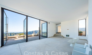 Villa moderna por terminar en venta rodeada de vistas de 360º a las montañas, el lago y el mar, cerca de Marbella 61938 