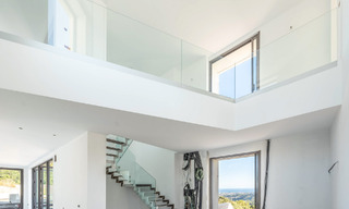Villa moderna por terminar en venta rodeada de vistas de 360º a las montañas, el lago y el mar, cerca de Marbella 61939 