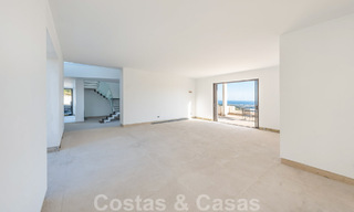 Villa moderna por terminar en venta rodeada de vistas de 360º a las montañas, el lago y el mar, cerca de Marbella 61940 
