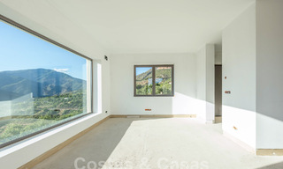 Villa moderna por terminar en venta rodeada de vistas de 360º a las montañas, el lago y el mar, cerca de Marbella 61941 
