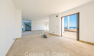 Villa moderna por terminar en venta rodeada de vistas de 360º a las montañas, el lago y el mar, cerca de Marbella 61942 