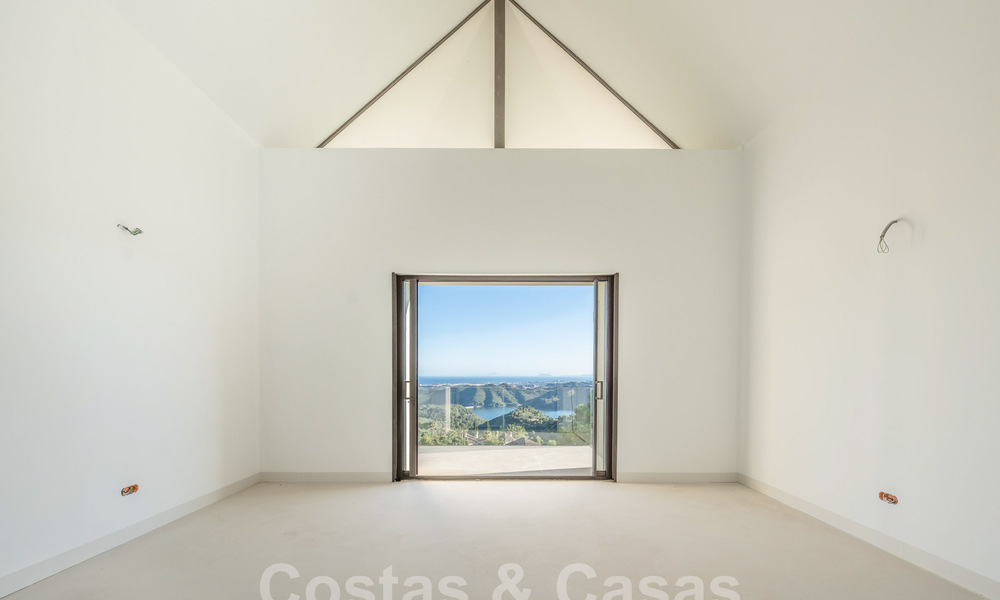 Villa moderna por terminar en venta rodeada de vistas de 360º a las montañas, el lago y el mar, cerca de Marbella 61943