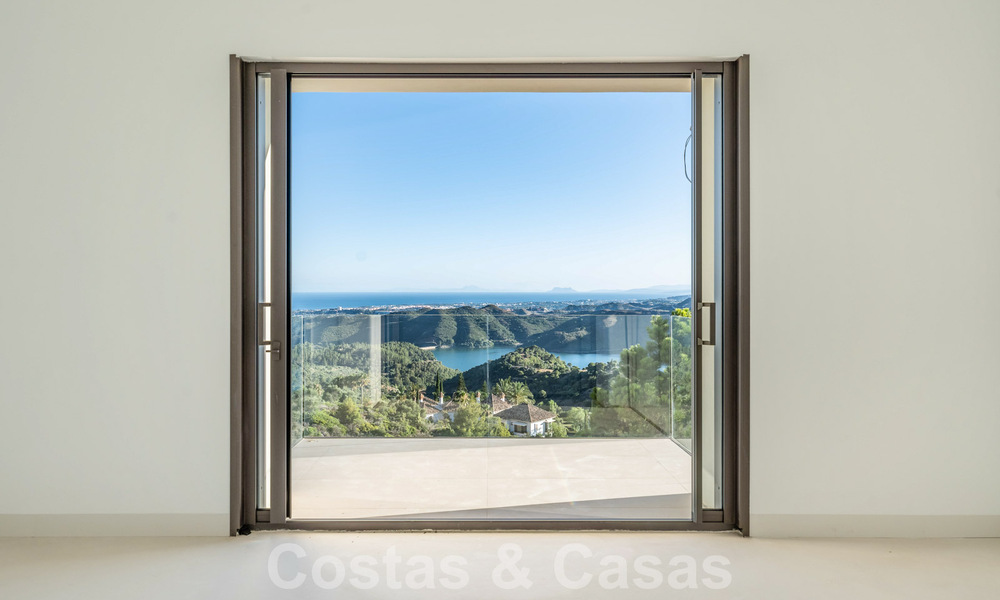 Villa moderna por terminar en venta rodeada de vistas de 360º a las montañas, el lago y el mar, cerca de Marbella 61944