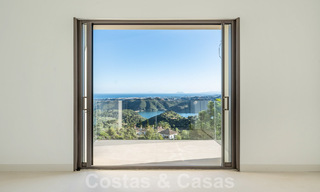 Villa moderna por terminar en venta rodeada de vistas de 360º a las montañas, el lago y el mar, cerca de Marbella 61944 