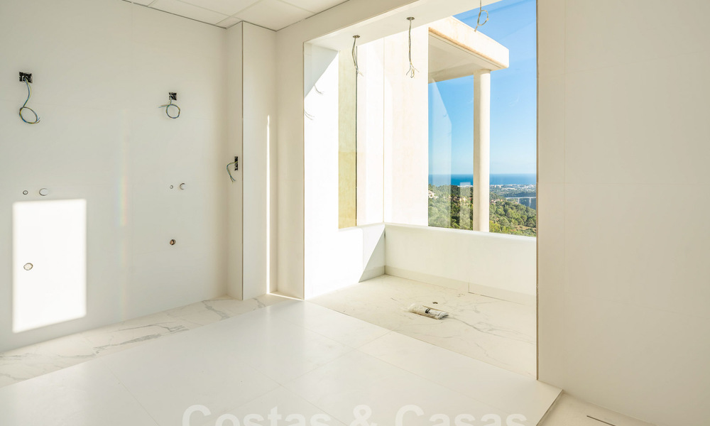 Villa moderna por terminar en venta rodeada de vistas de 360º a las montañas, el lago y el mar, cerca de Marbella 61945