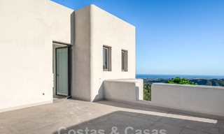 Villa moderna por terminar en venta rodeada de vistas de 360º a las montañas, el lago y el mar, cerca de Marbella 61946 