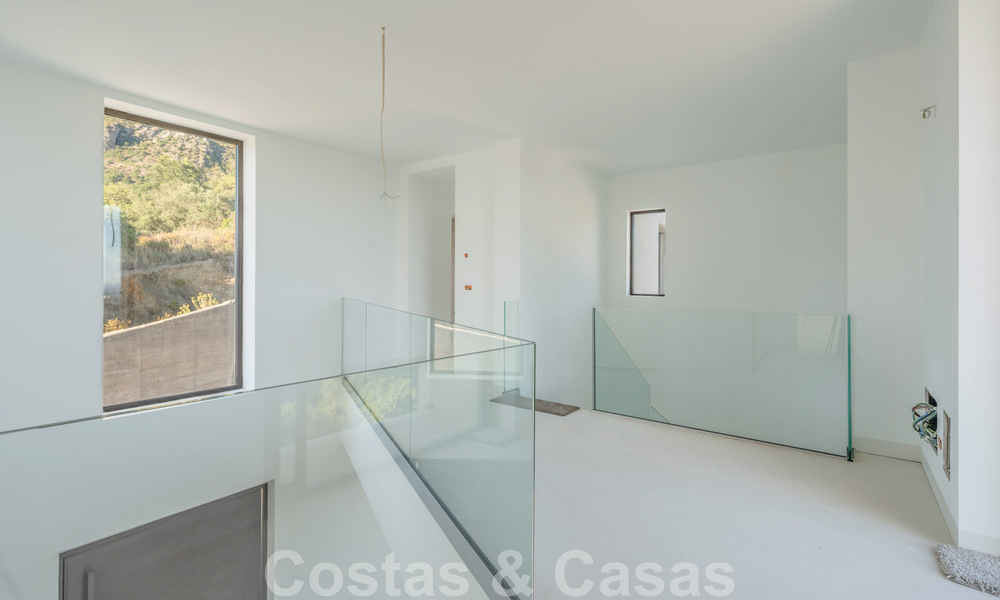 Villa moderna por terminar en venta rodeada de vistas de 360º a las montañas, el lago y el mar, cerca de Marbella 61947