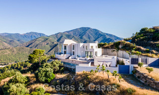 Villa moderna por terminar en venta rodeada de vistas de 360º a las montañas, el lago y el mar, cerca de Marbella 61948 